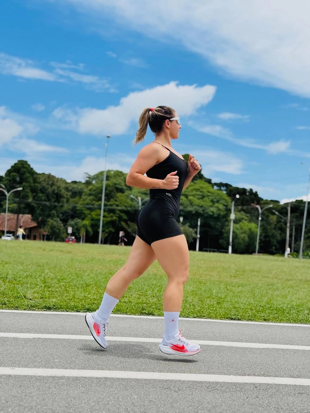 Sabrina Pires correndo durante treino ao ar livre