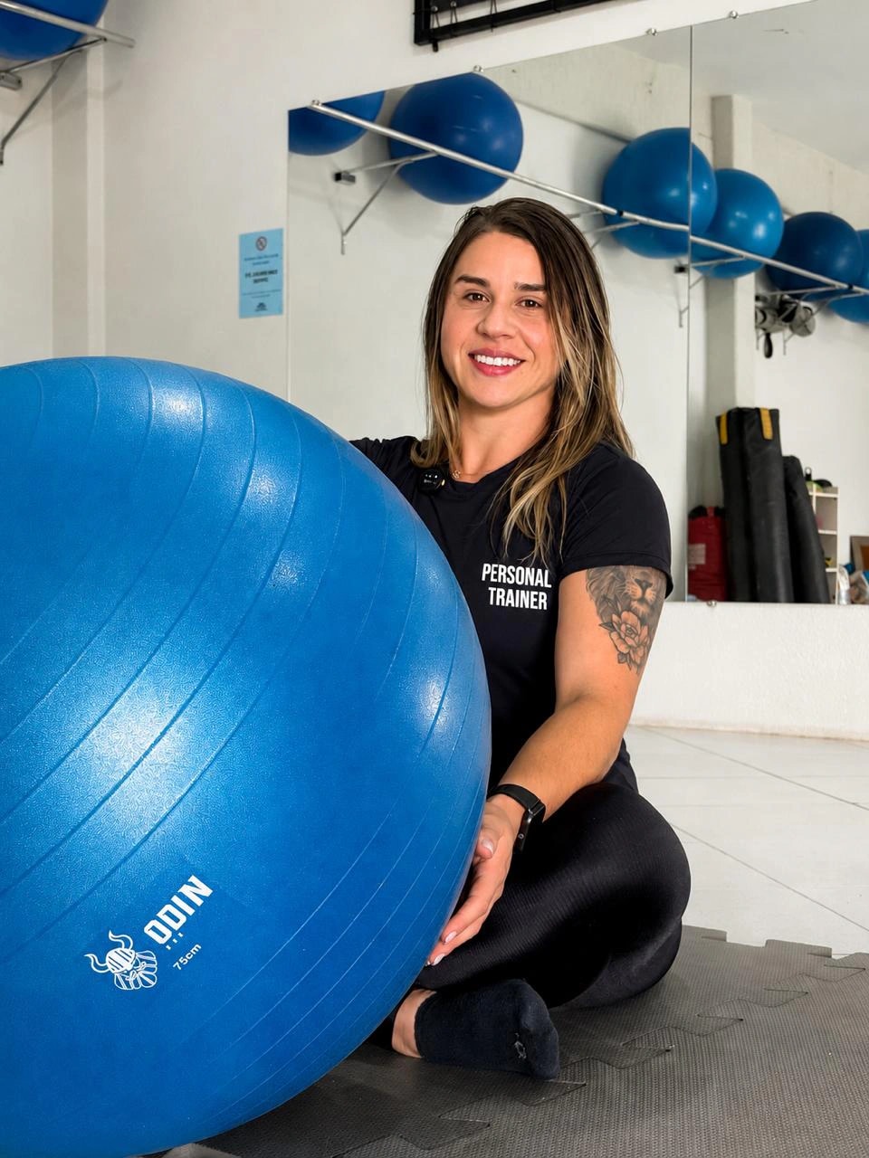 Sabrina Pires segurando bola de Pilates