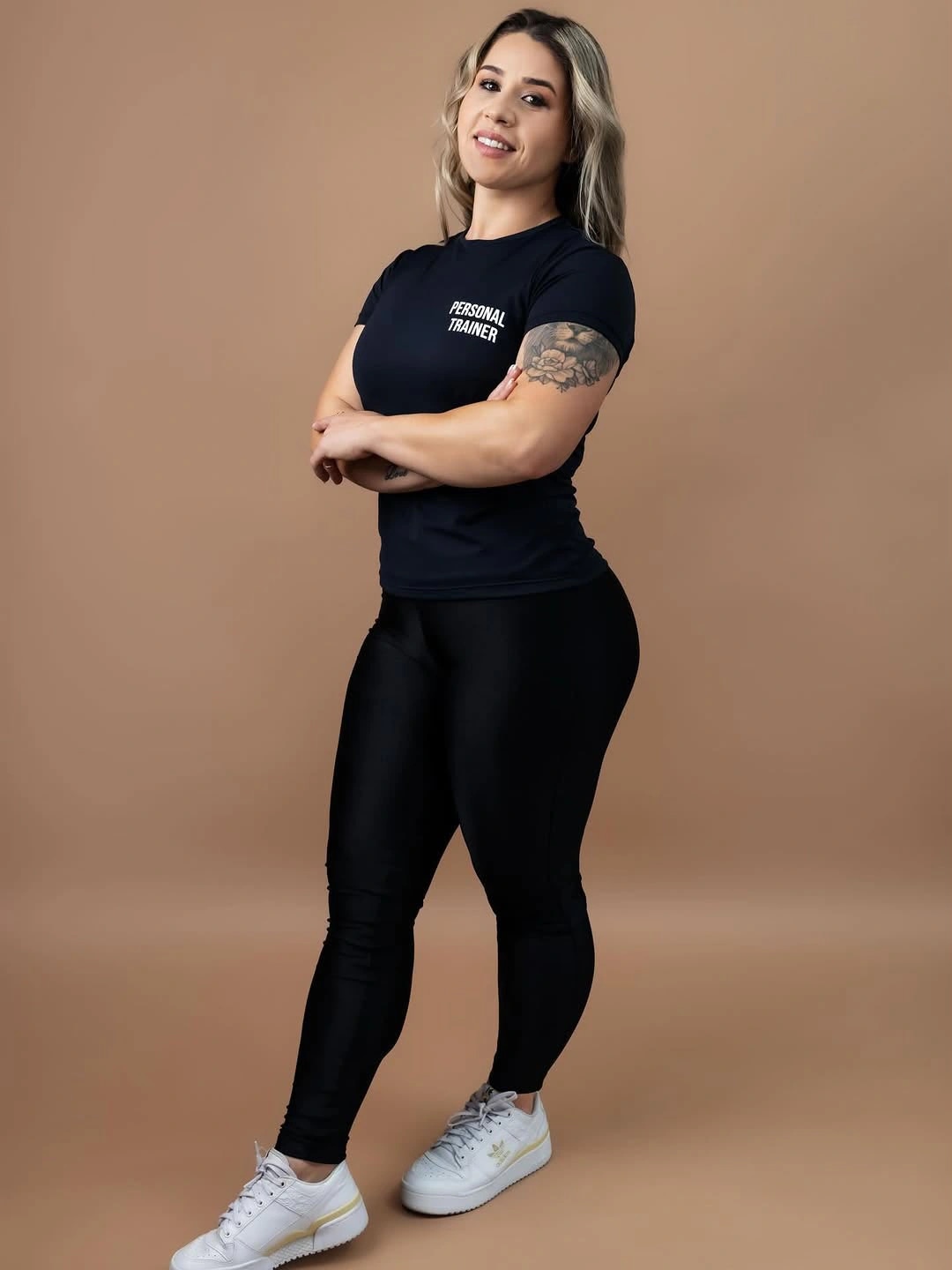 Sabrina Pires usando camiseta de personal trainer